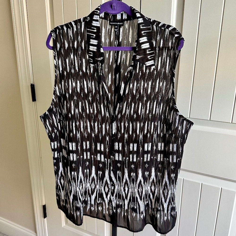 Fashion Bug Plus Size Black/White Pleated Botton Up Sleeveless Top 3x